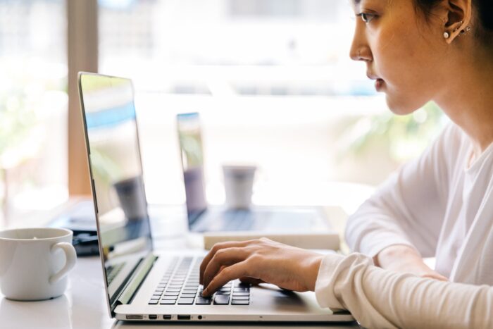 Durchführung des Tests: Für viele Positionen kann als nächster Schritt ein Online-Assessment erforderlich sein. Diese Tests sind darauf ausgelegt, verschiedene Fähigkeiten und Kompetenzen